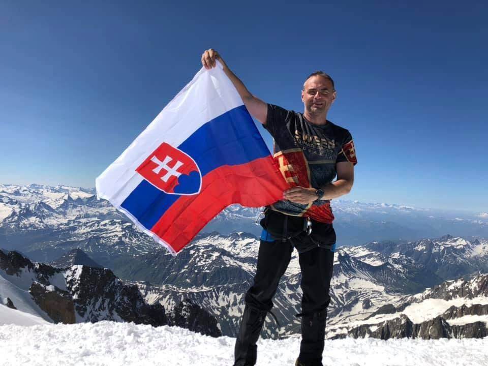 Na vrchole so slovenskou vlajkou