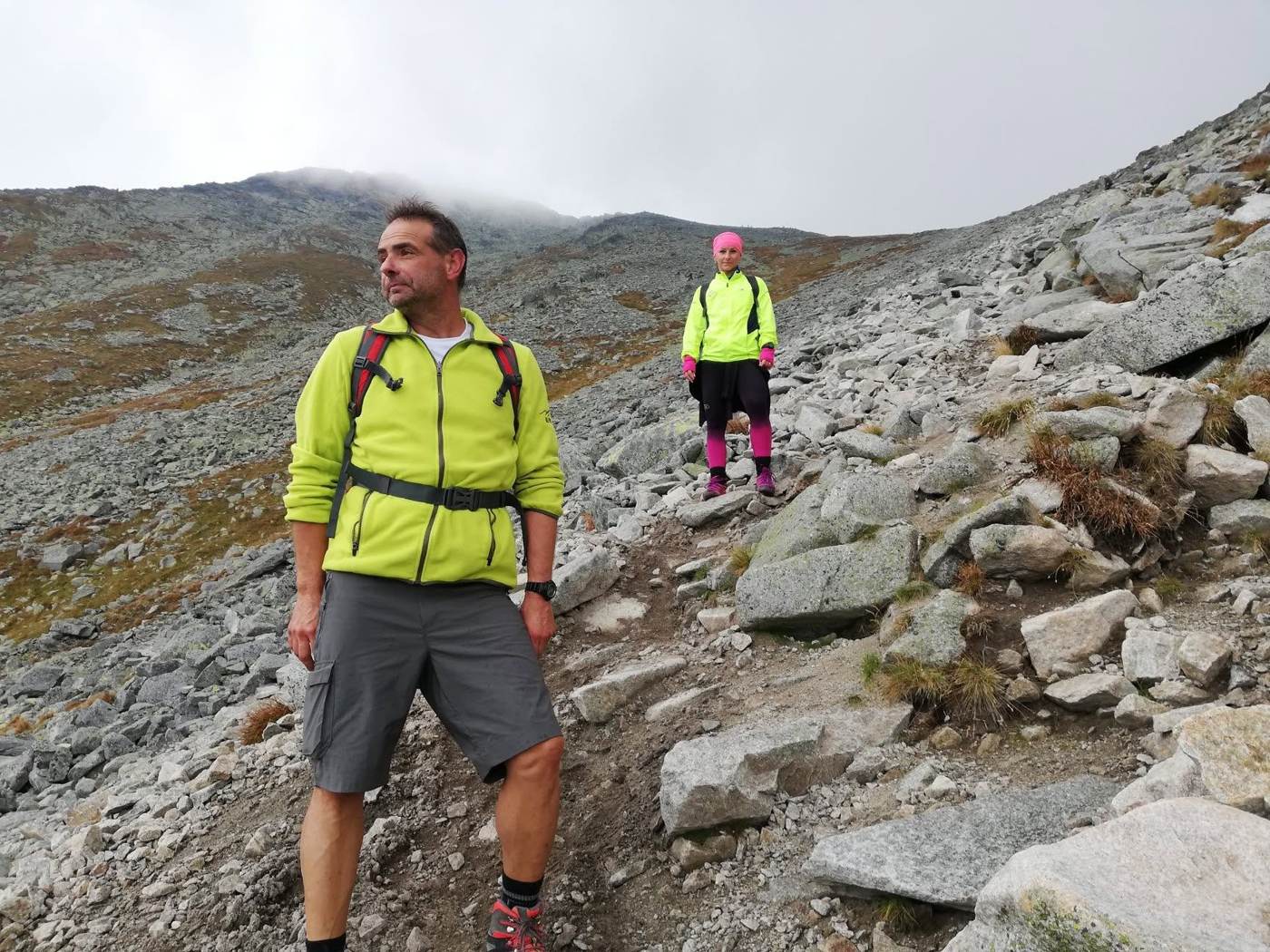 Zostup po skalnatom hrebeni