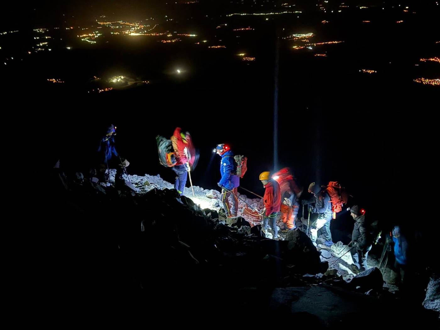 Nočný výstup na Ararat, svetlá mesta v pozadí