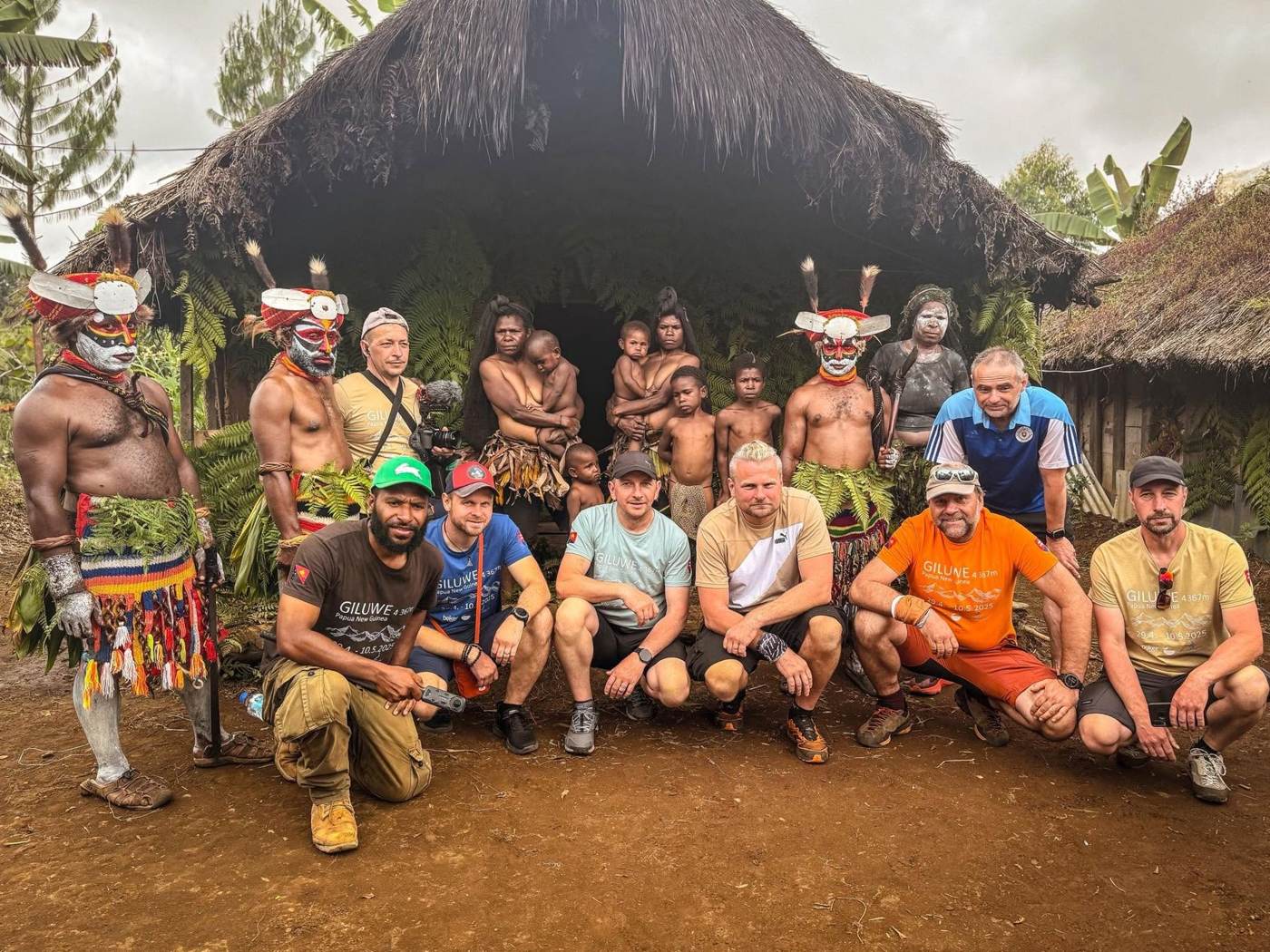 Stretnutie s domácim kmeňom pri výprave na Giluwe, Papua Nová Guinea