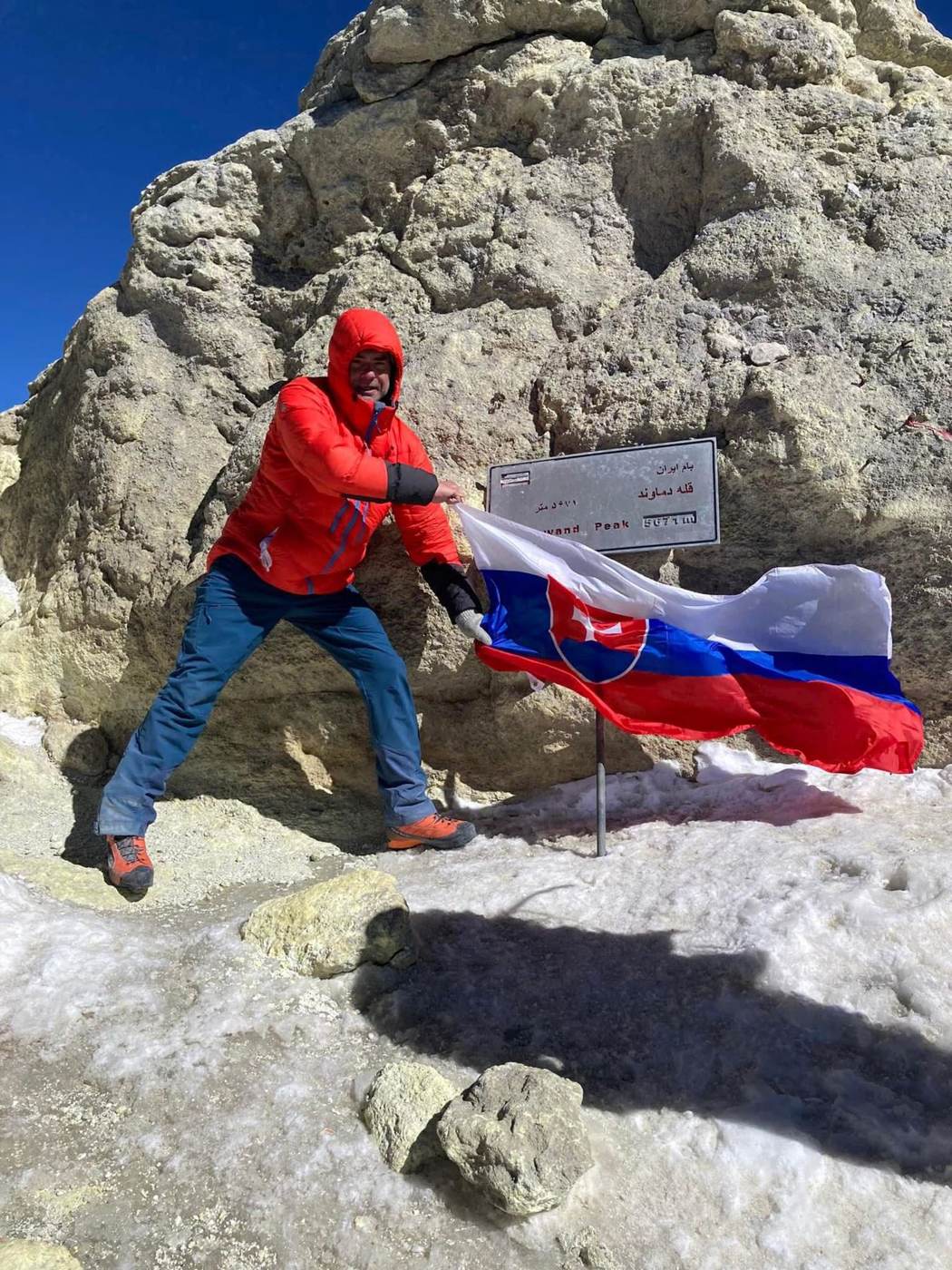 Vrchol Damavandu so slovenskou vlajkou