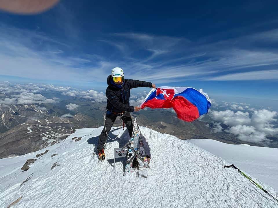 Vrchol Elbrusu so slovenskou vlajkou